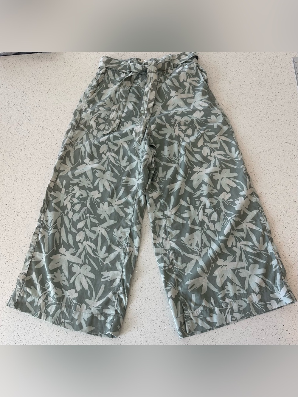 Cynthia Rowley soft, Light Sage Wide-Leg culottes Pants. Size M. Good condition.